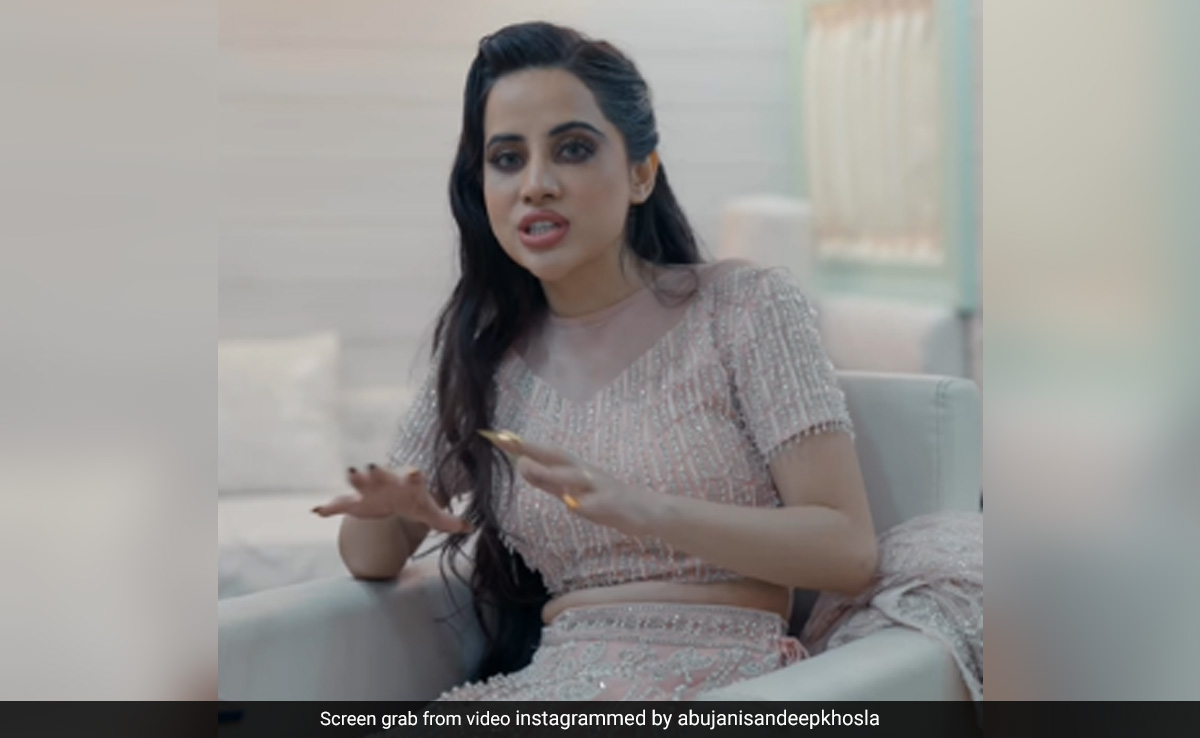 उर्फी जावेद ने कपड़ों को लेकर ट्विटर पर मांगी माफी! लिखा- भावनाओं को ठेस पहुंचाने के लिए मांफी मांगती हूं