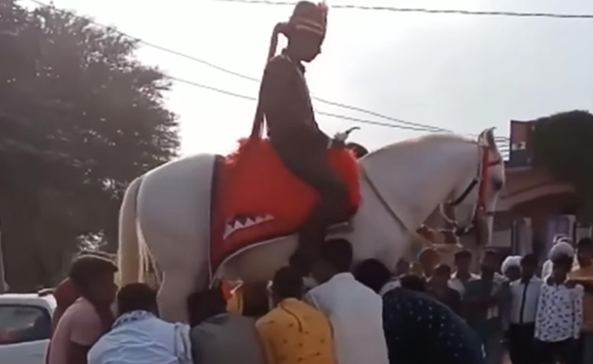 VIDEO: खाट पर खड़ी घोड़ी पर बैठा था दूल्हा, दोस्तों ने चारपाई के साथ ही उठाकर घुमा डाला
