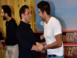<I>Kisi Ka Bhai Kisi Ki Jaan</I>: Salman Khan Jokes About Reminding Boxer Vijender Singh To Not Hit Him Hard <I>Kisi Ka Bhai Kisi Ki Jaan</I>: Salman Khan Jokes About Reminding Boxer Vijender Singh To Not Hit Him Hard