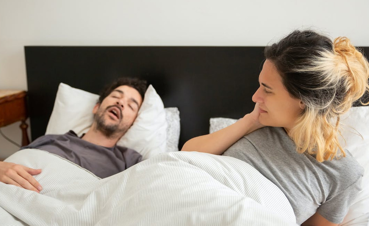 क्या आप भी खर्राटों की समस्या से परेशान है? तो आज ही अपनाएं ये घरेलू नुस्खे, जल्द मिलेगा आराम