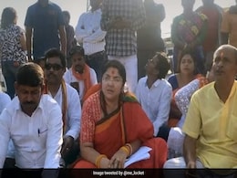 बंगाल: BJP सांसद को हनुमान जन्मोत्सव में जाने से रोका तो सड़क पर ही पढ़ा हनुमान चालीसा बंगाल: BJP सांसद को हनुमान जन्मोत्सव में जाने से रोका तो सड़क पर ही पढ़ा हनुमान चालीसा