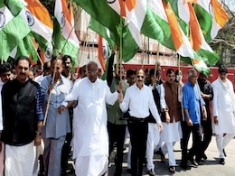 विपक्षी सांसदों ने निकाला तिरंगा मार्च, स्पीकर की चाय पार्टी का भी किया बहिष्कार विपक्षी सांसदों ने निकाला तिरंगा मार्च, स्पीकर की चाय पार्टी का भी किया बहिष्कार