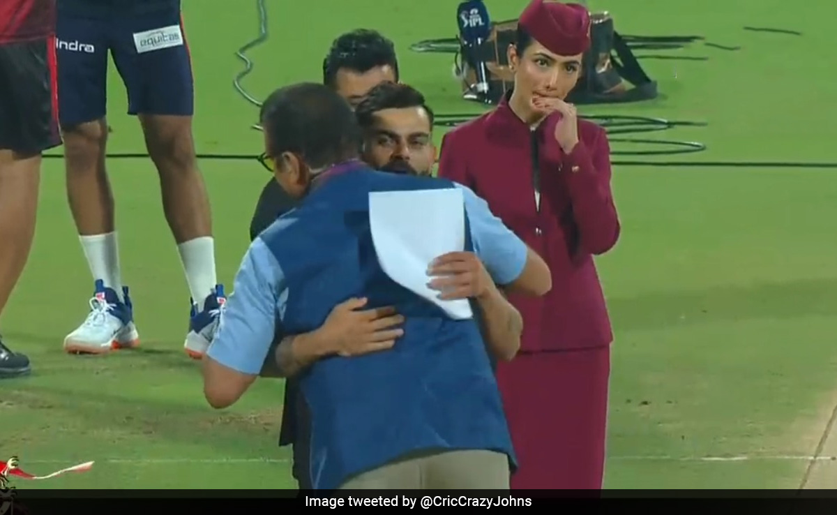 "कोहली का शतक लोड हो रहा है", कोहली से "स्टाइल" में मिले शास्त्री, तो फैंस ने दी कुछ ऐसे दी प्रतिक्रिया