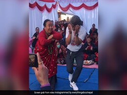 आंटी ने 'डफली वाले डफली बजा' गाने पर किया ऐसा शानदार डांस, लोग भूल गए जया प्रदा...देखें VIDEO आंटी ने 'डफली वाले डफली बजा' गाने पर किया ऐसा शानदार डांस, लोग भूल गए जया प्रदा...देखें VIDEO