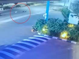 VIDEO: बेंगलुरु में बाइक सवार ने की गंदी हरकत! बचने के लिए चलती बाइक से कूद गई महिला VIDEO: बेंगलुरु में बाइक सवार ने की गंदी हरकत! बचने के लिए चलती बाइक से कूद गई महिला