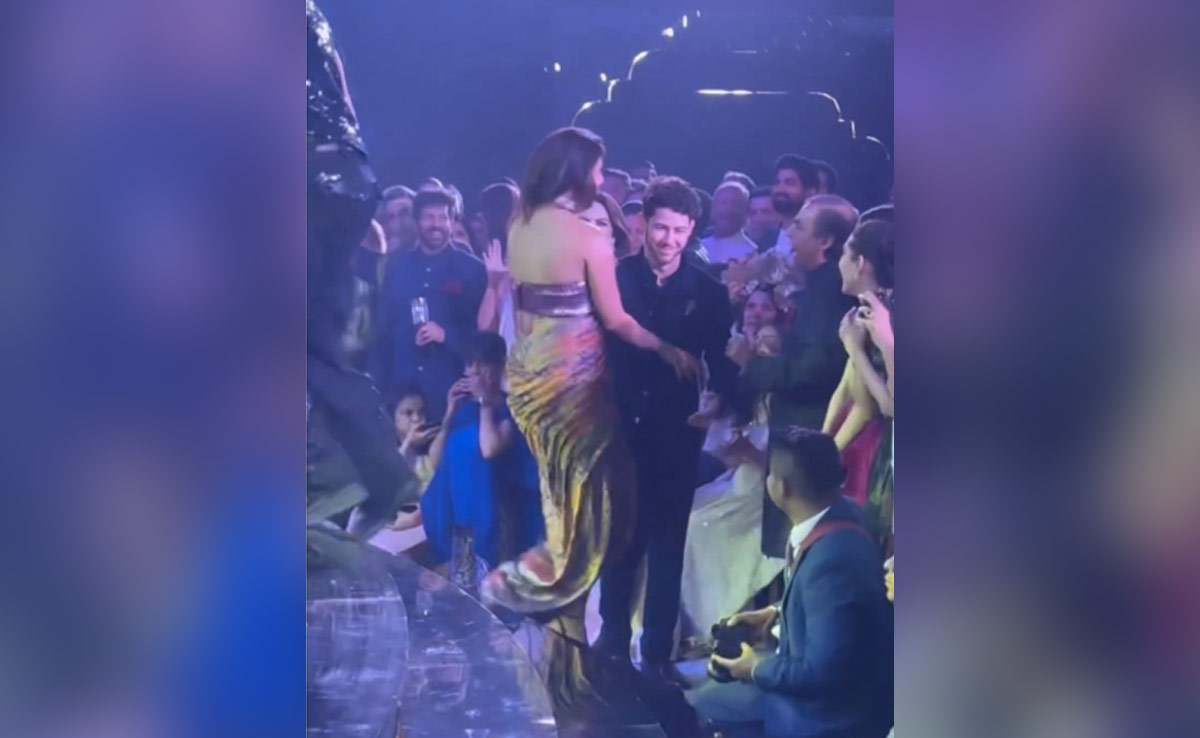 Viral: The Internet Is In Full Meltdown Over Nick Jonas Fixing Priyanka Chopra's Dress