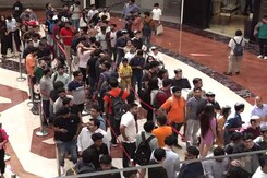 Video: Apple Fans Queue Up For Store Opening At Delhi's Saket Video: Apple Fans Queue Up For Store Opening At Delhi's Saket