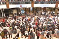 Video: Long Queues, Cheers And Claps As Apple's Delhi Store Opens Video: Long Queues, Cheers And Claps As Apple's Delhi Store Opens