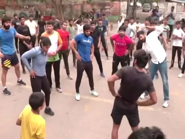 Wrestlers Work Out At #MeToo Protest Venue