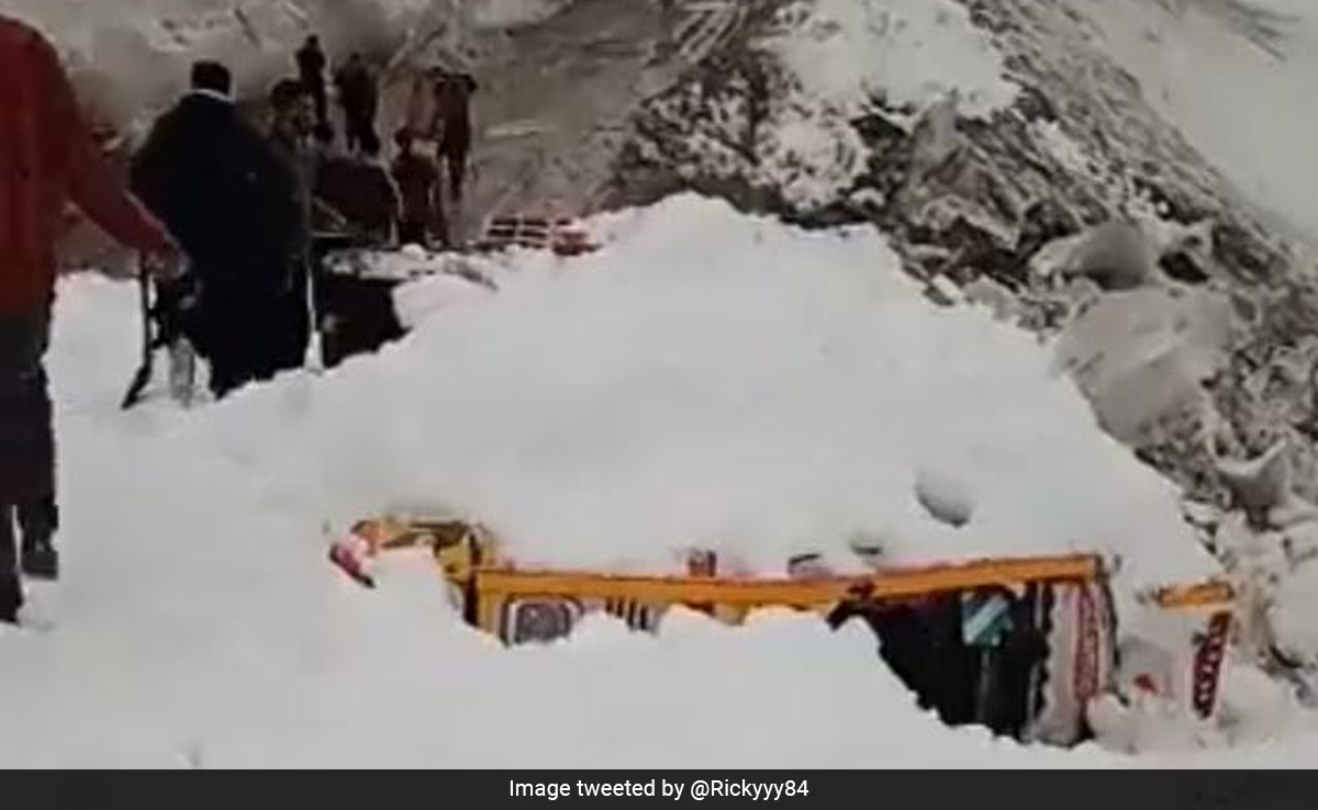 4 Vehicles Buried Under Snow After Avalanche Near Zoji La Pass