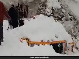 4 Vehicles Buried Under Snow After Avalanche Near Zoji La Pass 4 Vehicles Buried Under Snow After Avalanche Near Zoji La Pass