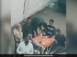 पठानी कुर्ते में फुल स्वैग के साथ स्मोक करते दिखे सलमान खान, VIDEO देख फैन्स बोले- टाइगर इज बैक पठानी कुर्ते में फुल स्वैग के साथ स्मोक करते दिखे सलमान खान, VIDEO देख फैन्स बोले- टाइगर इज बैक