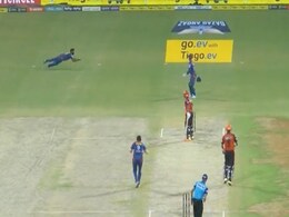 VIDEO देखें: "यह 40 साल का वेटरन है , या 40 का जवान", लखनऊ प्लेयर ने फ्लाइंग कैच से किया सन्न और... VIDEO देखें: "यह 40 साल का वेटरन है , या 40 का जवान", लखनऊ प्लेयर ने फ्लाइंग कैच से किया सन्न और...