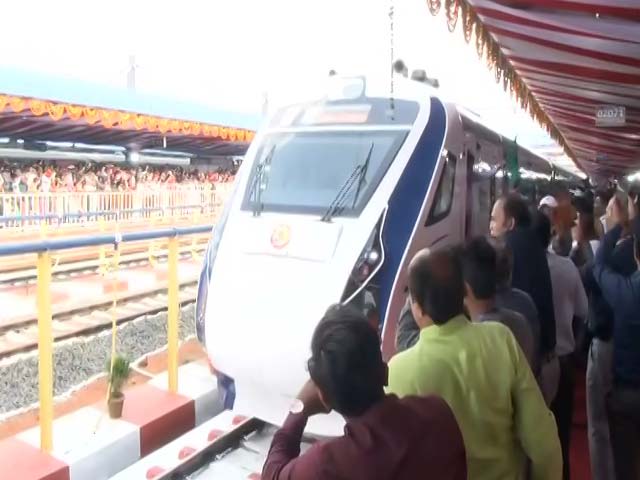 PM Modi Flags Off Bhopal-Delhi Vande Bharat Express