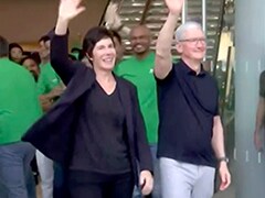 देश को मिला पहला एप्पल स्टोर, टिम कुक ने खुद किया ग्राहकों का स्वागत