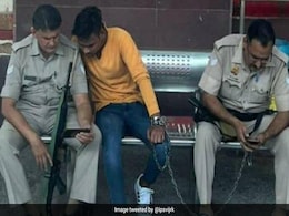 हथकड़ी लगे शख्स के साथ बैठे पुलिसवाले मोबाइल में बिजी थे, IPS ने शेयर की फोटो, लोग बोले- Reels देख रहे होंगे! हथकड़ी लगे शख्स के साथ बैठे पुलिसवाले मोबाइल में बिजी थे, IPS ने शेयर की फोटो, लोग बोले- Reels देख रहे होंगे!