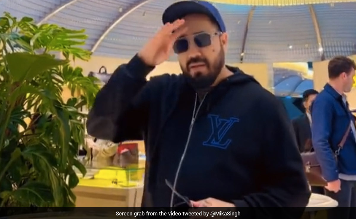 Singer Mika Singh Uses Indian Currency At Doha Airport, Salutes PM Modi