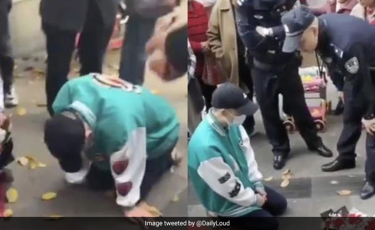 प्यार हो तो ऐसा: अपनी रूठी Girlfriend को मनाने के लिए  लगातार 21 घंटों तक बारिश और ठंड में घुटने टेके बैठा रहा प्रेमी