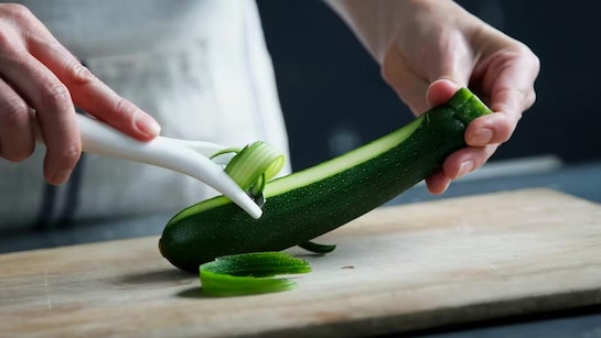 खीरे के छिलकों को फेंकें नहीं, इस तरह से करें इस्तेमाल और पाएं गजब का लाभ,  गर्मियों में रामबाण है ये देसी नुस्खा | How To Cucumber Peel For Amazing  Benefits, Kheere