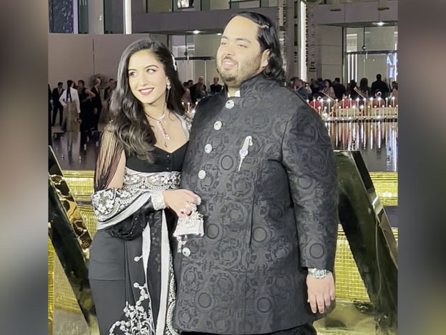 समारोह में एक साथ पहुंचे अनंत अंबानी और राधिका मर्चेंट की मैचिंग ड्रेस ने खींचा सबका ध्यान