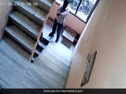 नकाबपोश लोगों ने दिल्ली में हिप्नोथेरेपिस्ट के घर पर आकर की फायरिंग, VIDEO भी आया सामने नकाबपोश लोगों ने दिल्ली में हिप्नोथेरेपिस्ट के घर पर आकर की फायरिंग, VIDEO भी आया सामने