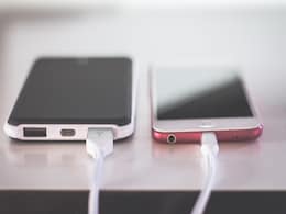 Apple ने यूजर्स को दी चेतावनी : चार्ज में लगे फोन के पास न सोएं, हो सकता है खतरनाक Apple ने यूजर्स को दी चेतावनी : चार्ज में लगे फोन के पास न सोएं, हो सकता है खतरनाक