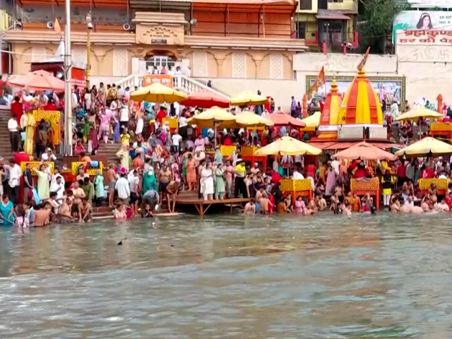 उत्तराखंड : हरिद्वार में गंगा नदी में श्रद्धालुओं ने लगाई आस्था की डुबकी