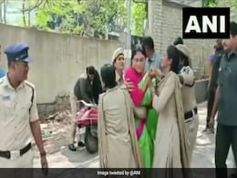 Video: तेलंगाना की YSRTP नेता ने पुलिसकर्मी को मारा थप्पड़, 14 दिनों के लिए भेजी गई जेल Video: तेलंगाना की YSRTP नेता ने पुलिसकर्मी को मारा थप्पड़, 14 दिनों के लिए भेजी गई जेल