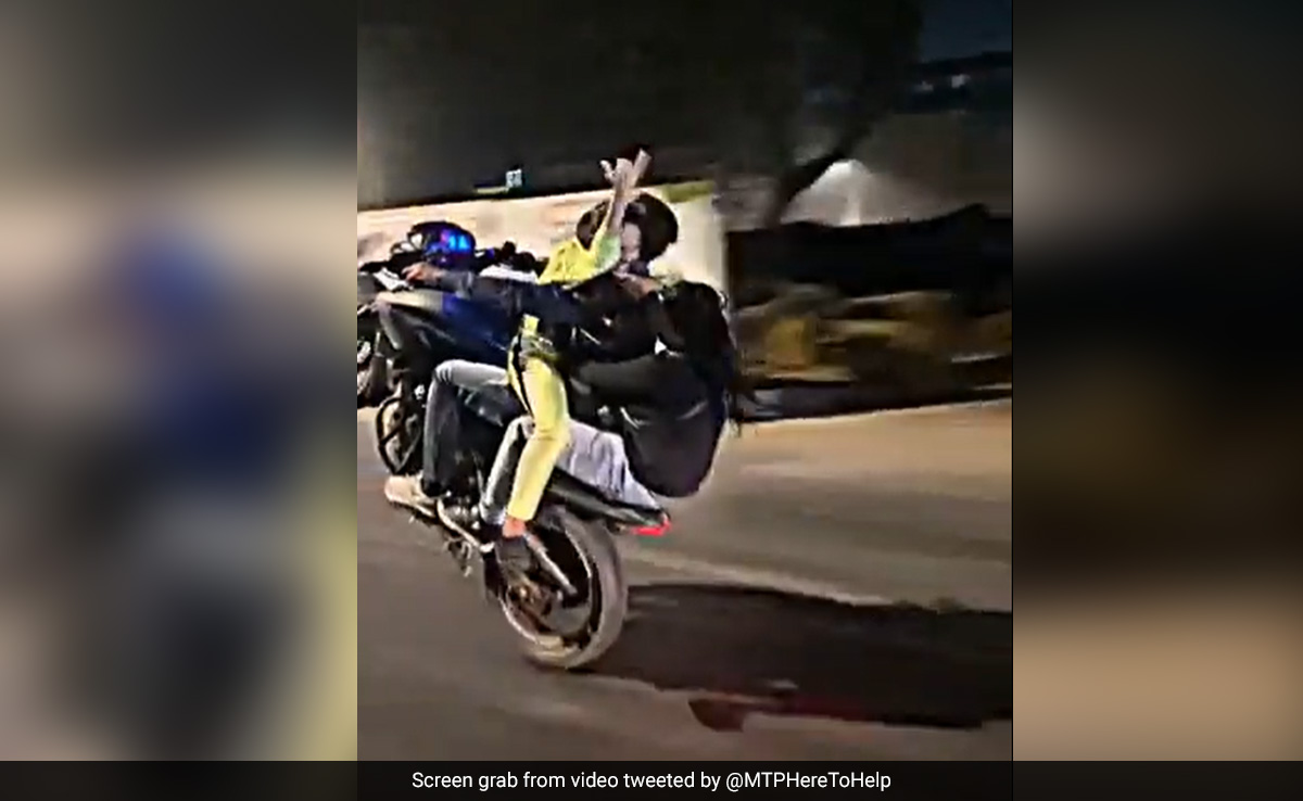3 Mumbai Youngsters Perform Dangerous Bike Stunts, Case Registered