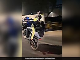 3 Mumbai Youngsters Perform Dangerous Bike Stunts, Case Registered 3 Mumbai Youngsters Perform Dangerous Bike Stunts, Case Registered