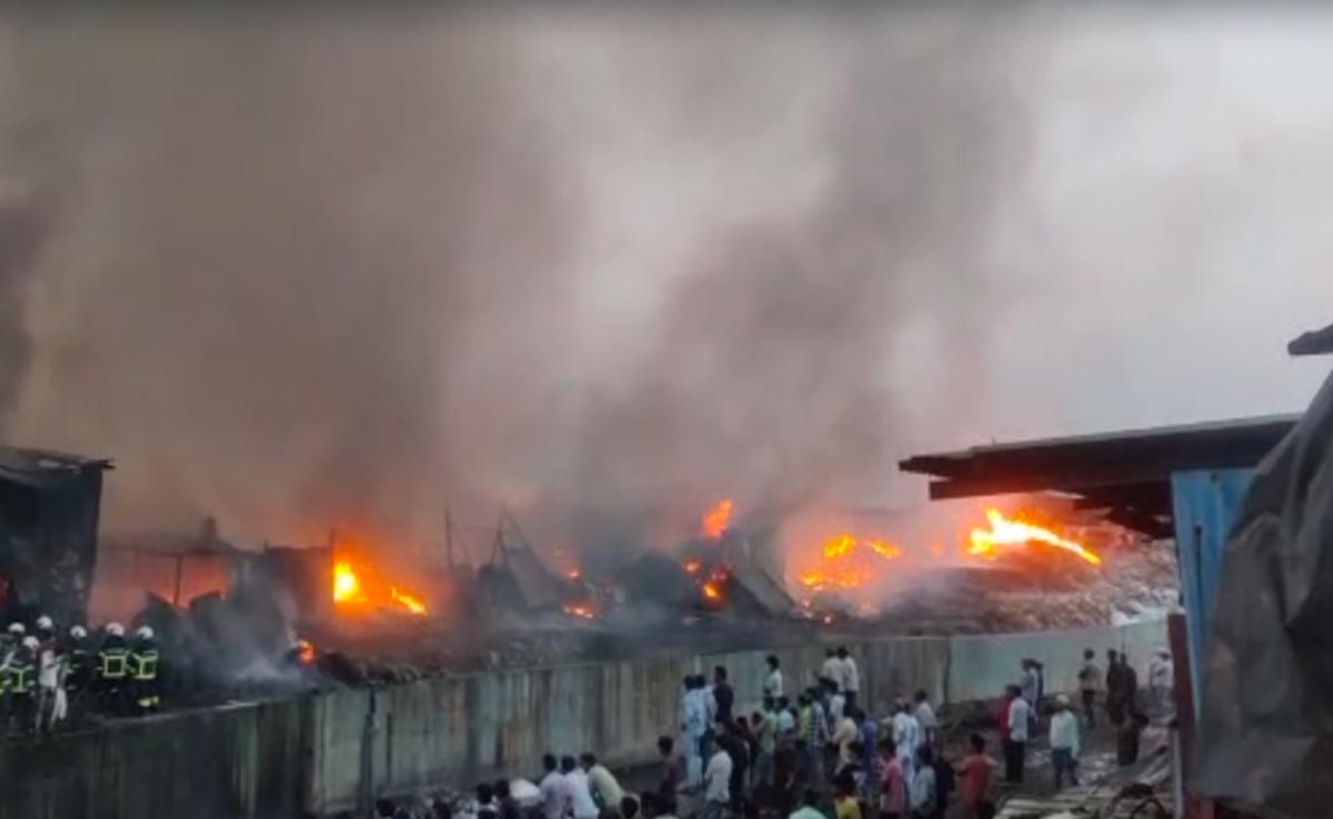 मुंबई : मानखुर्द इलाके में कबाड़ की गोदाम में लगी आग, दमकल की 12 गाड़ियां पहुंचीं