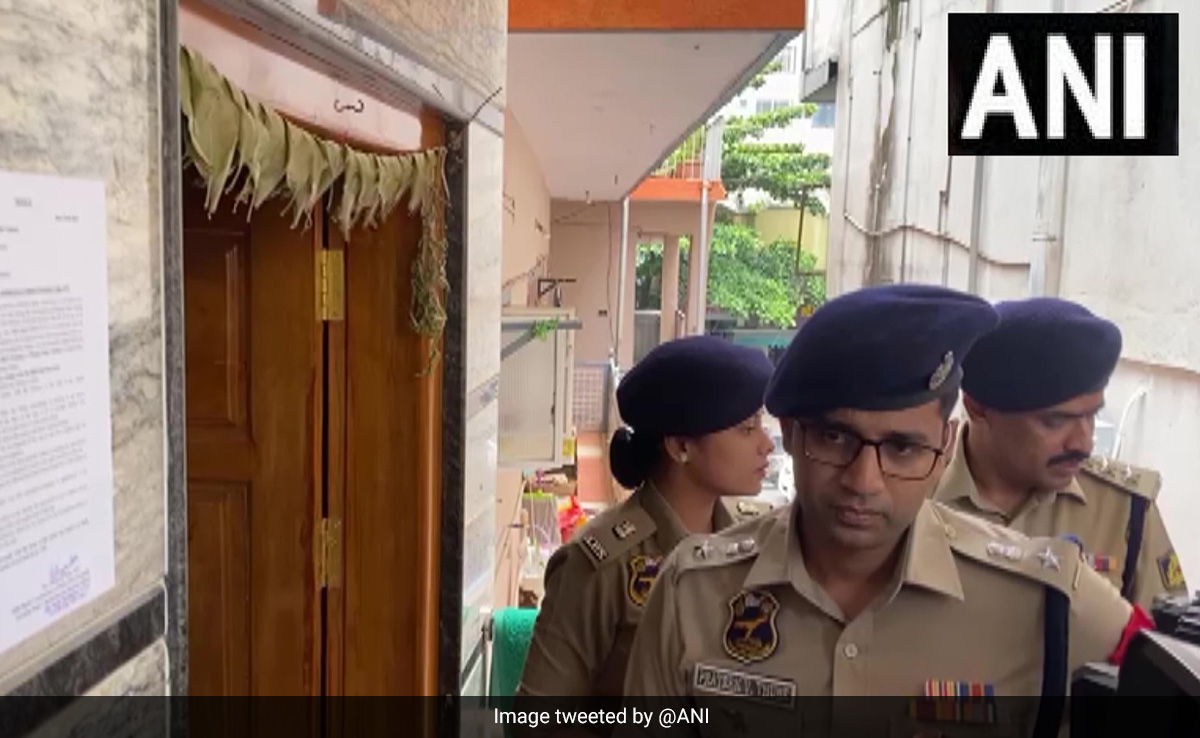श्रीनिवास बीवी की तलाश में कर्नाटक पहुंची असम पुलिस, घर पर नहीं मिले तो चस्पा किया नोटिस
