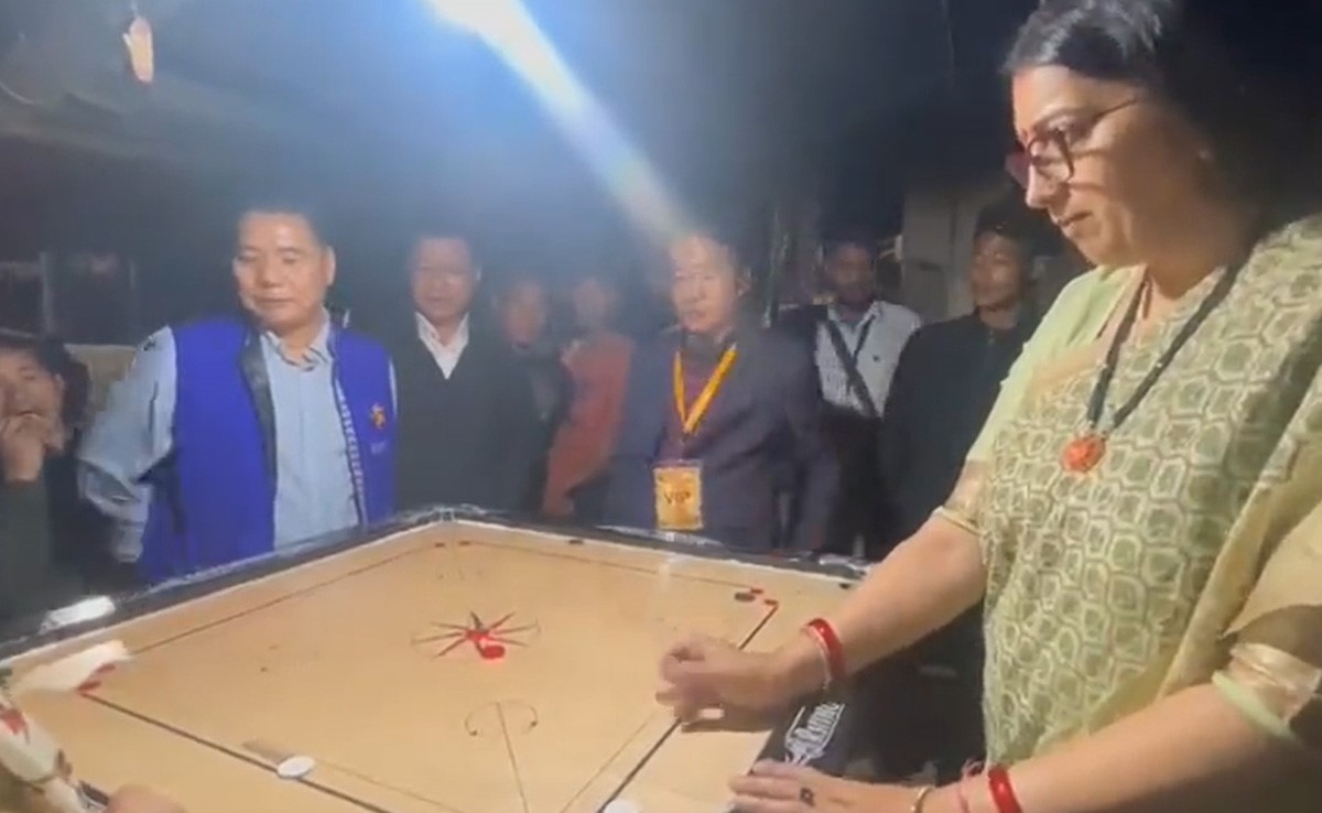 Viral Video: कैरम खेलते स्मृति ईरानी का वीडियो हो रहा वायरल, वीडियो देख हैरान हो रहे हैं लोग