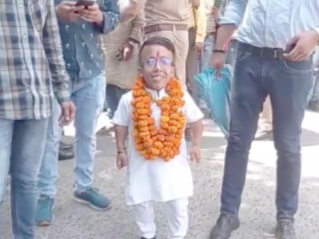 यूपी में 3.8 फीट हाइट वाला उम्मीदवार निकाय चुनाव में बना आकर्षण का केंद्र