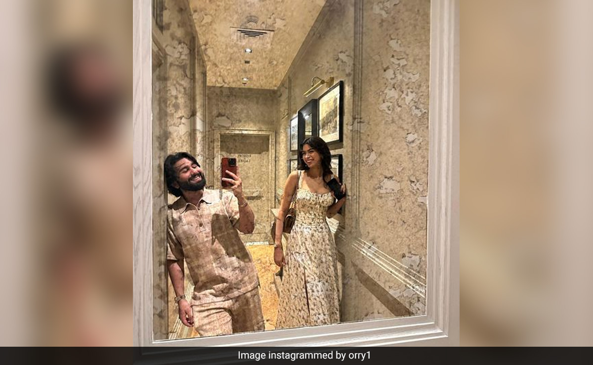 In Pics: For Khushi Kapoor, Orhan Awatramani Is The "Holiday King." No Doubts About It