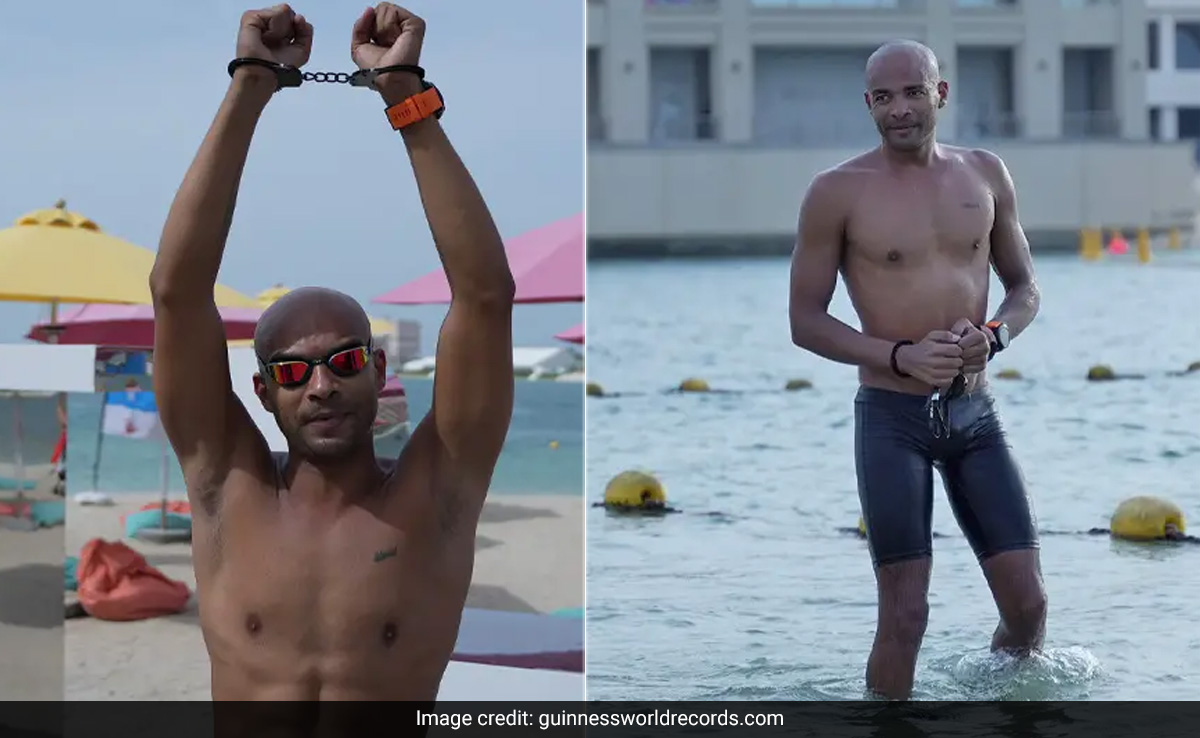 न मौत का डर, न डूबने का भय, शख्स ने हथकड़ी पहनकर पानी में 11 किमी तैरकर बनाया विश्व रिकॉर्ड 