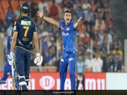 IPL 2023: अर्जुन तेंदुलकर की धमाकेदार वापसी, साहा को आउट कर किया ऐसा सेलिब्रेशन, हुआ वायरल IPL 2023: अर्जुन तेंदुलकर की धमाकेदार वापसी, साहा को आउट कर किया ऐसा सेलिब्रेशन, हुआ वायरल