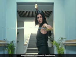 Aarya 3 में बंदूक ही नहीं तलवार भी चलाती नजर आएंगी सुष्मिता सेन, देखिए पूर्व मिस यूनिवर्स का अनोखा अंदाज Aarya 3 में बंदूक ही नहीं तलवार भी चलाती नजर आएंगी सुष्मिता सेन, देखिए पूर्व मिस यूनिवर्स का अनोखा अंदाज
