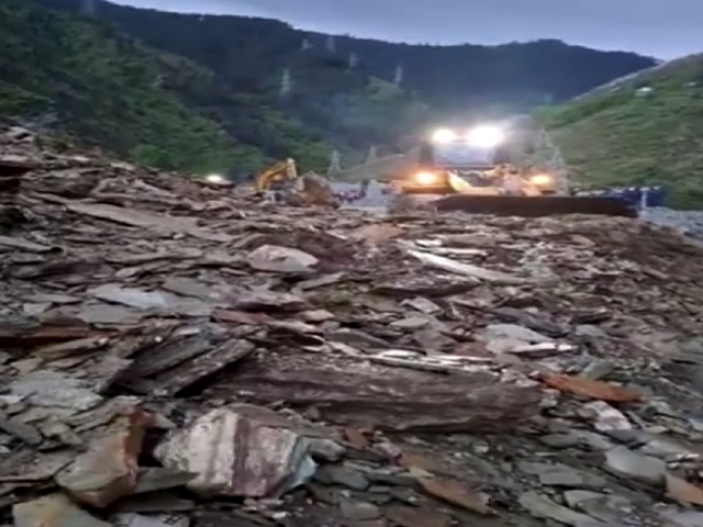 भूस्खलन के चलते बंद हुआ जम्मू-श्रीनगर नेशनल हाईवे, रामबन में मरम्मत कार्य जारी