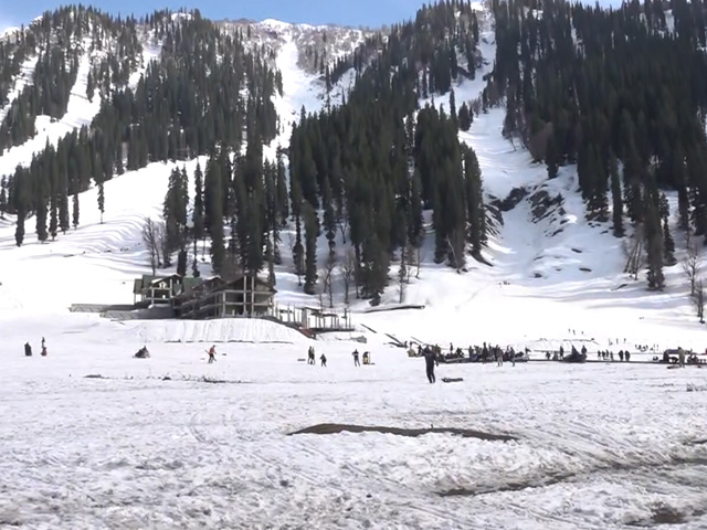 Tourists Arrive In Droves To Enjoy Sonmarg's Cool Weather