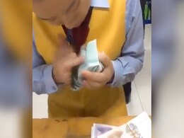 VIDEO: बिजली की रफ्तार से महिला ने गिने पैसे, मशीन से भी तेज चलते हैं हाथ VIDEO: बिजली की रफ्तार से महिला ने गिने पैसे, मशीन से भी तेज चलते हैं हाथ