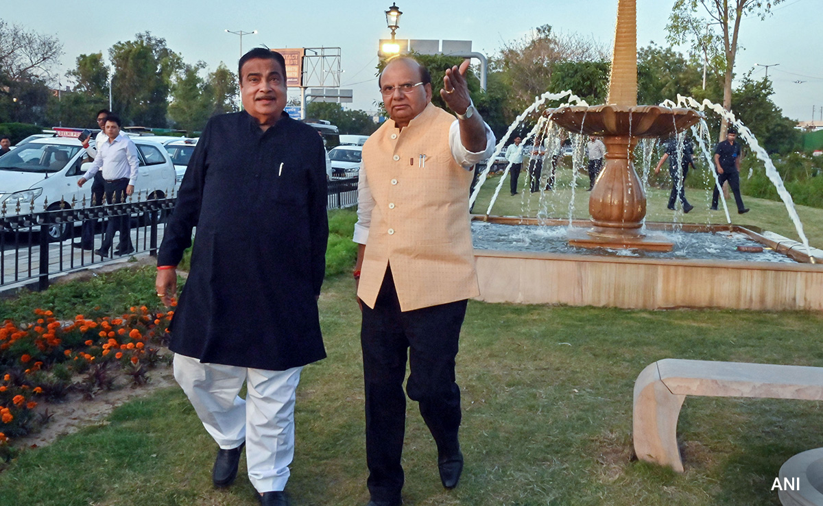 Nitin Gadkari Pledges Rs 1,500 Crore To Revamp Delhi Roads