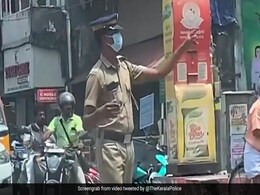 ट्रैफिक पुलिसकर्मी काम कर रहा था, जाम में फंसे आर्टिस्ट ने बना डाला उसका स्केच, केरल पुलिस ने शेयर किया Video ट्रैफिक पुलिसकर्मी काम कर रहा था, जाम में फंसे आर्टिस्ट ने बना डाला उसका स्केच, केरल पुलिस ने शेयर किया Video