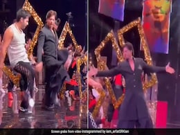 पठान शाहरुख खान ने 'झूमे जो पठान' पर वरुण धवन और रणवीर सिंह के साथ किया धासू डांस, वीडियो हो रहा वायरल पठान शाहरुख खान ने 'झूमे जो पठान' पर वरुण धवन और रणवीर सिंह के साथ किया धासू डांस, वीडियो हो रहा वायरल