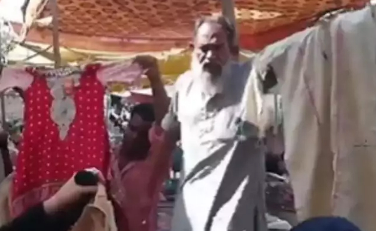 VIDEO: कपड़े बेचते 'चचा' इंग्लिश में बोल दी ऐसी बात, सुनकर हंस हंसकर हो जाएंगे लोटपोट