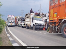 Jammu-Srinagar Highway Closed After Landslide, Over 300 Vehicles Stranded Jammu-Srinagar Highway Closed After Landslide, Over 300 Vehicles Stranded