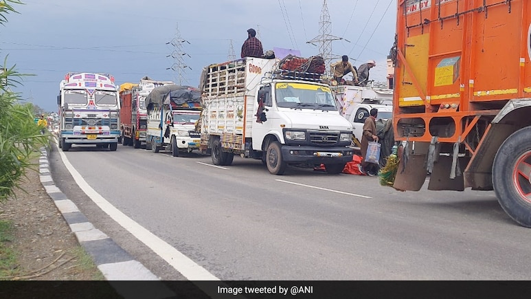Thousands Of Tonnes Of Apples Rot In Trucks Stranded On Srinagar-Jammu Highway