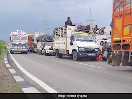 Thousands Of Tonnes Of Apples Rot In Trucks Stranded On Srinagar-Jammu Highway Thousands Of Tonnes Of Apples Rot In Trucks Stranded On Srinagar-Jammu Highway