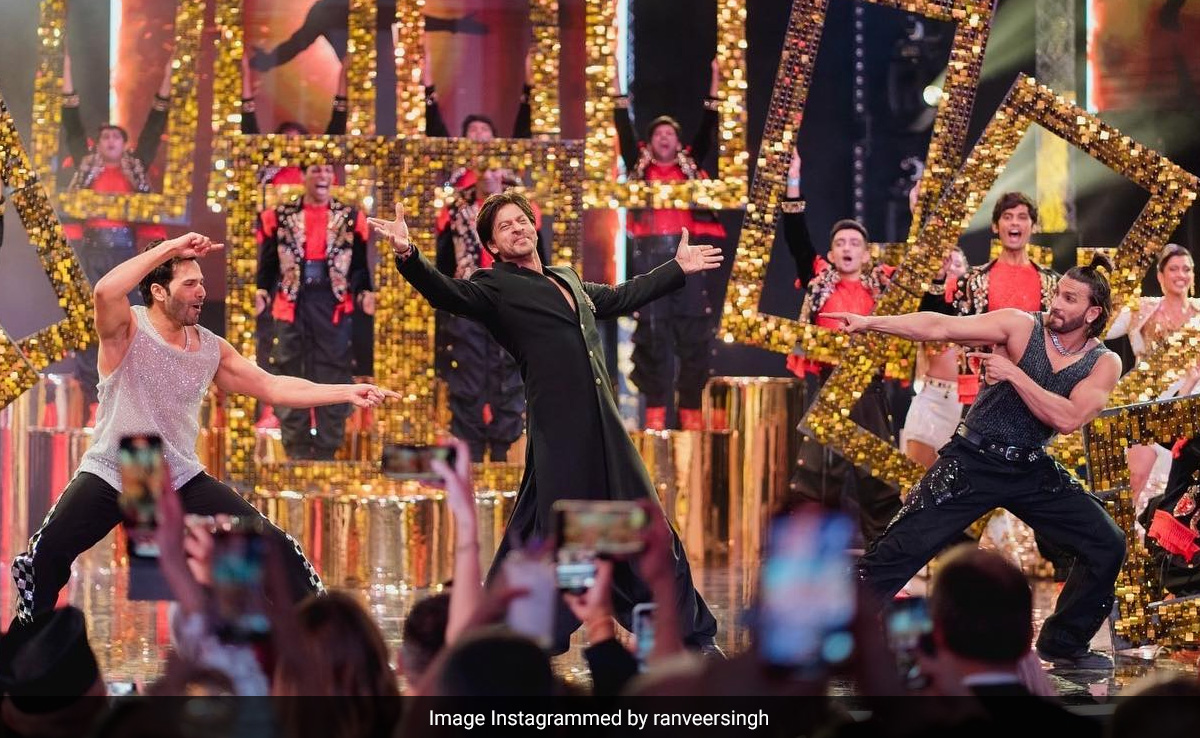 The Internet Can't Get Enough Of This Pic Of Shah Rukh Khan With Ranveer Singh And Varun Dhawan