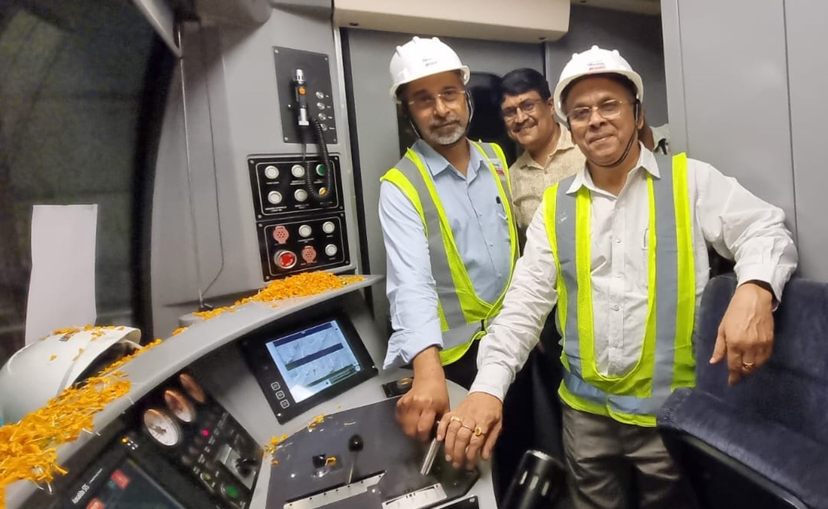 VIDEO: भारत में पहली बार नदी के नीचे दौड़ी मेट्रो, हुगली नदी के नीचे से कोलकाता से हावड़ा पहुंची